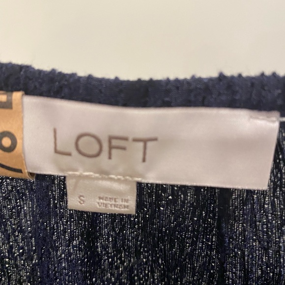 LOFT Navy “crinkle” tie sleeve top - Picture 3 of 4